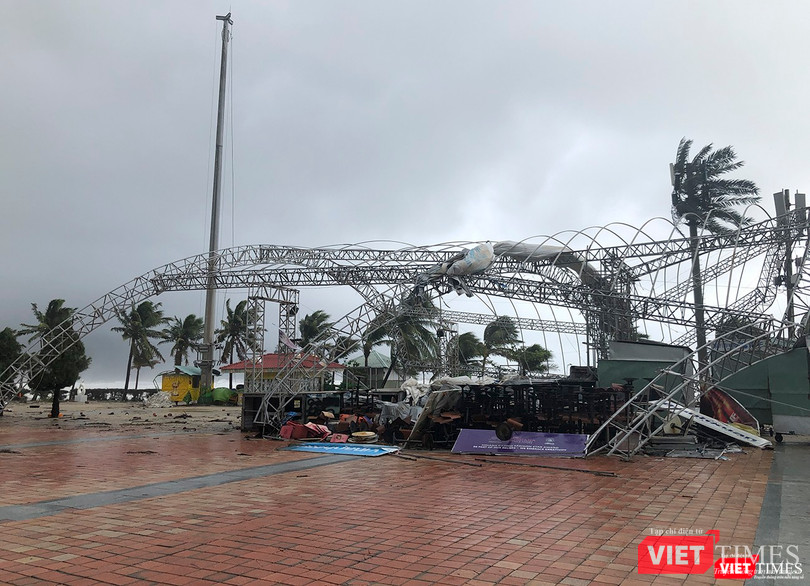 Hệ thống mái vòm sân khấu ngoài trời tại Công viên Biển Đông bị gió bão giật sập