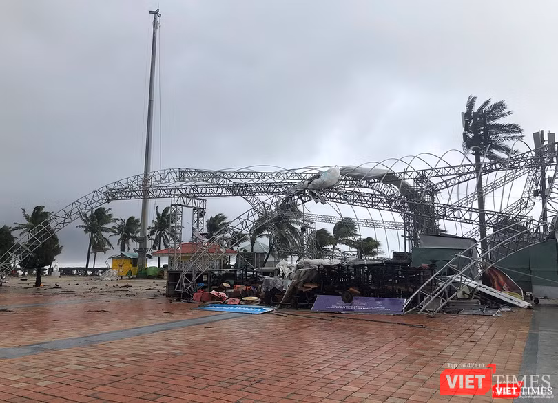 Hệ thống mái vòm sân khấu ngoài trời tại Công viên Biển Đông bị gió bão giật sập