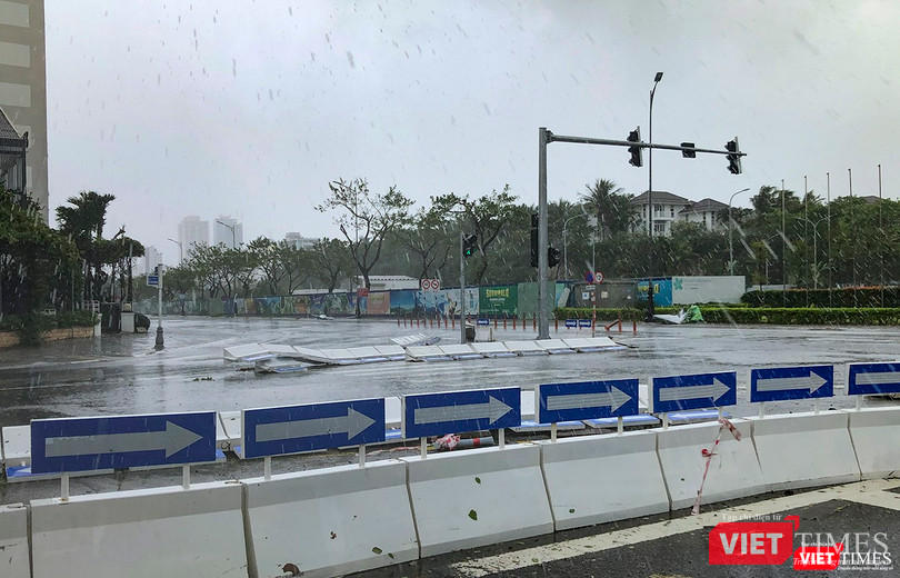 Dãi phân cách mềm bị thổi bật