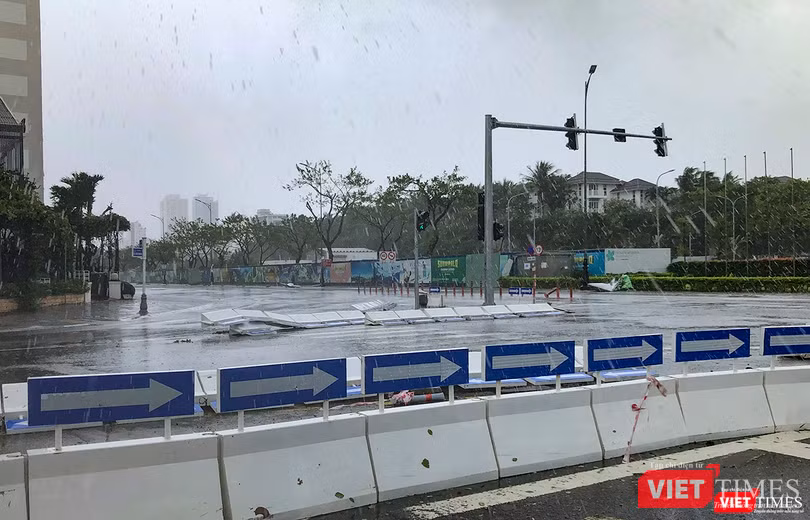 Dãi phân cách mềm bị thổi bật