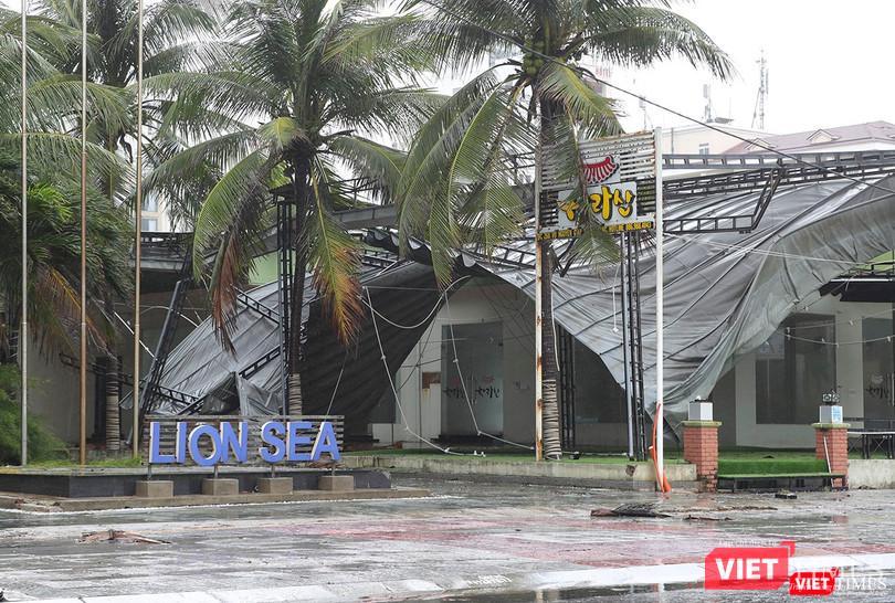 Mái che một nhà hàng ven biển bị gió thổi sập