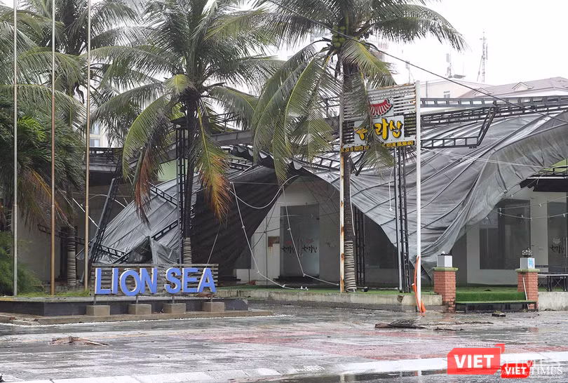 Mái che một nhà hàng ven biển bị gió thổi sập