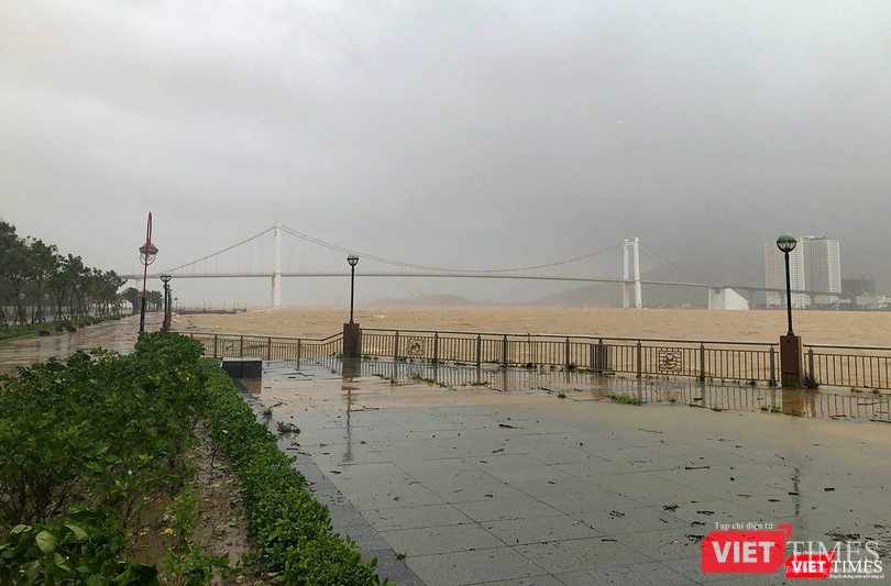 Nước sông Hàn dâng cao, mấp mé vỉa hè đường Như Nguyệt