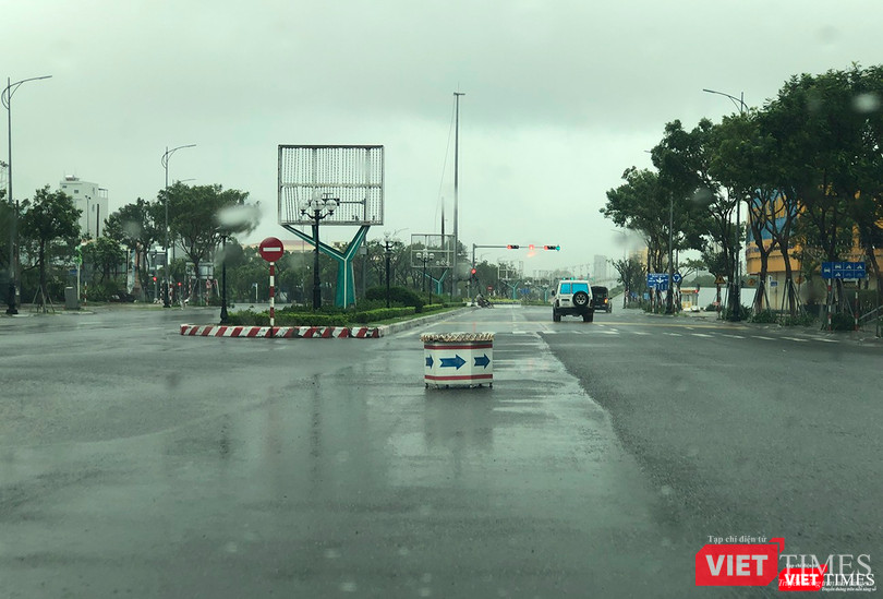 Bùng binh - một vật thấp, nặng cũng bị gió thổi ra giữa đường