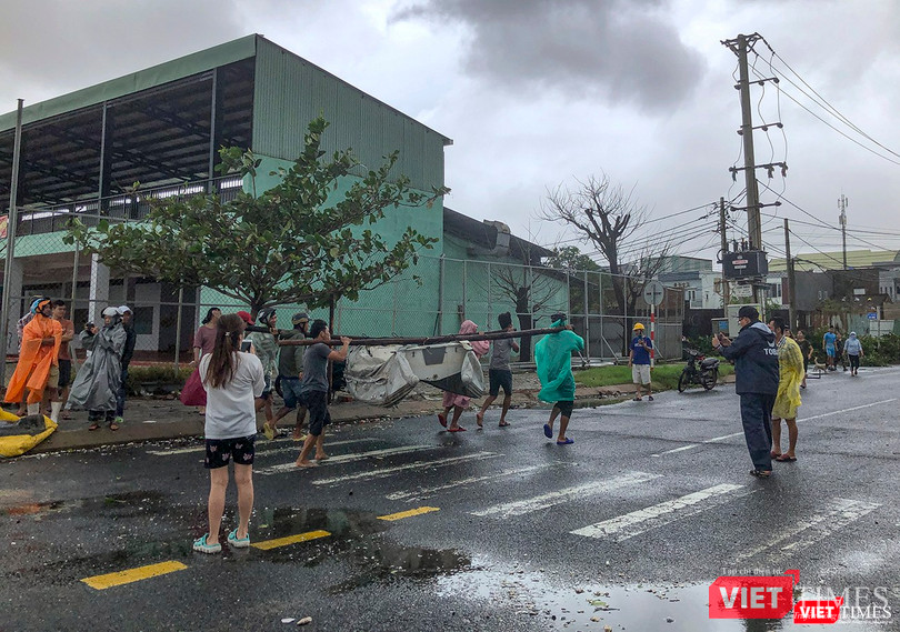 Ngư dân gánh thuyền chạy bão