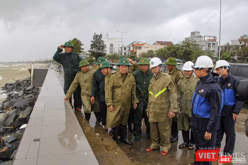 Trong một diễn biến khác, Phó Thủ tướng Trịnh Đình Dũng vẫn đi thị sát tại Đà Nẵng, kiểm tra công tác ứng phó với bão số 9