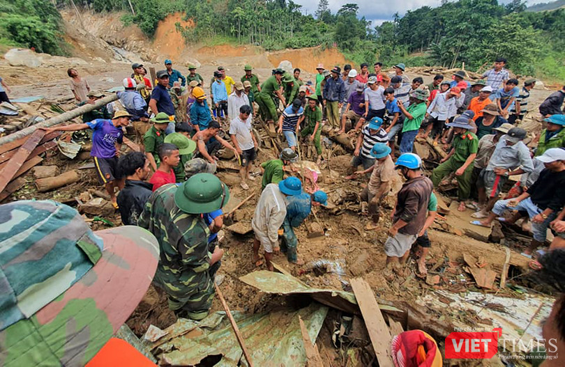 Hiện trường triển khai công tác tìm kiếm các nạn nhân mất tích trong vụ sạt lở ở Trà Leng (Quảng Nam)