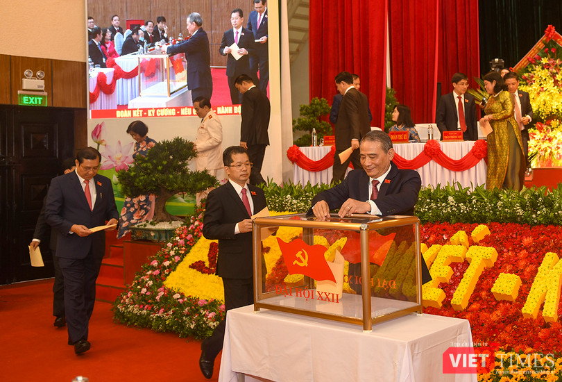 Đại biểu tham dự Đại hội đại biểu lĐảng bộ TP Đà Nẵng bỏ phiếu bầu Ban Chấp hành Đảng bộ TP Đà Nẵng khoá XXII