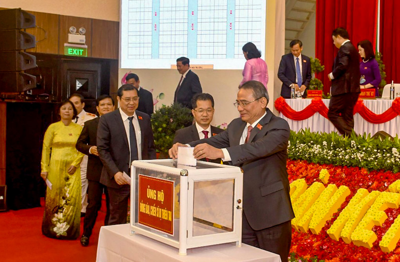 Các đại biểu tham dự phiên trù bị Đại hội đại biểu Đảng bộ TP Đà Nẵng lần thứ XXII quyên góp ủng hộ đồng bào miền Trung bị ảnh hưởng bão lũ.