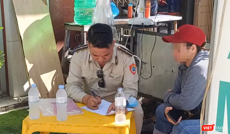 Lực lượng chức năng phường An Hải (Đà Nẵng) làm việc với bà N.T.N.L (trú tại phường Ngũ Hành Sơn), chủ quán vỉa hè bị tố "chặt chém" du khách.