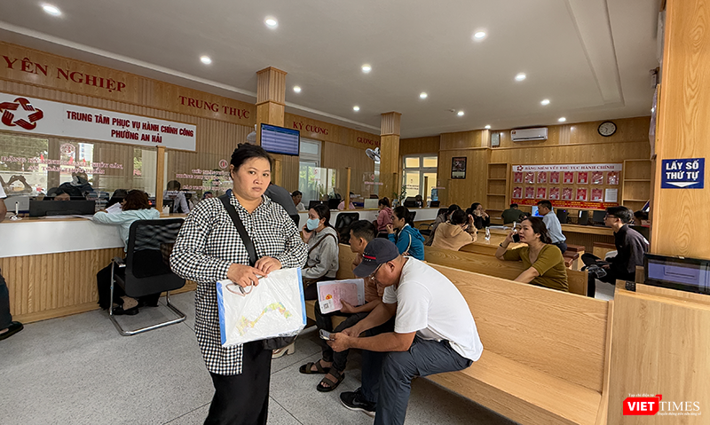 Người dân ra về sau khi được đáp ứng dịch vụ công tại phường An Hải (Đà Nẵng).