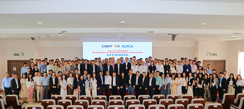 Các đại biểu, chuyên gia chụp ảnh lưu niệm tại Hội thảo Khoa học Quốc tế CITA 2025 tổ chức ở Phnom Penh, Campuchia.