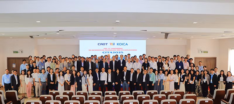Các đại biểu, chuyên gia chụp ảnh lưu niệm tại Hội thảo Khoa học Quốc tế CITA 2025 tổ chức ở Phnom Penh, Campuchia.