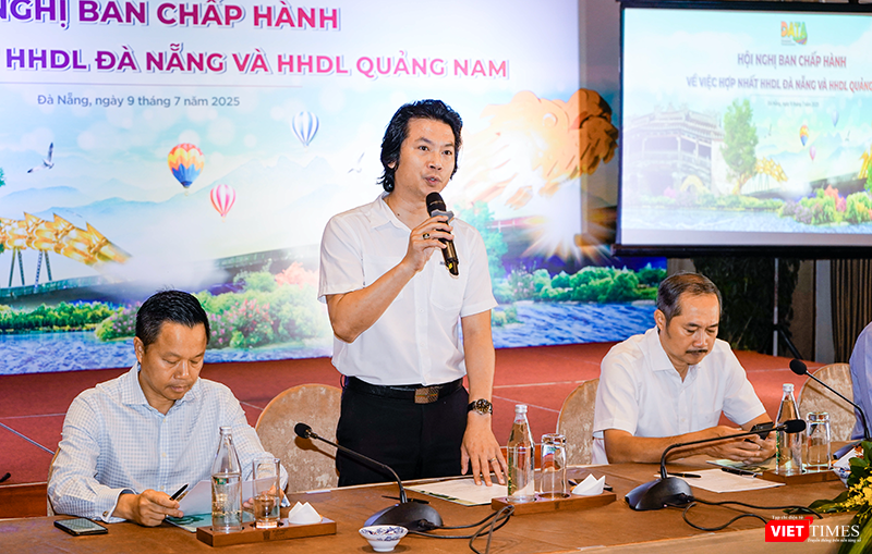 Ông Hồ Thanh Tú, Tổng Thư ký Hiệp hội Du lịch Đà Nẵng (cũ) báo cáo về thực trạng cơ cấu của hai Hiệp hội Du lịch và tóm tắt nội dung cuộc họp của Ban Thường trực thuộc Hiệp hội Du lịch Đà Nẵng và Hiệp hội Du lịch Quảng Nam.