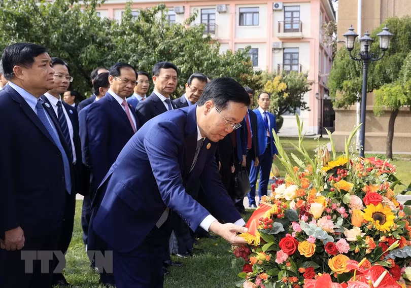 Chủ tịch nước Võ Văn Thưởng đặt hoa tưởng nhớ Chủ tịch Hồ Chí Minh trong khuôn viên Đại sứ quán Việt Nam tại Bắc Kinh, Trung Quốc. (Ảnh: Thống Nhất/TTXVN)