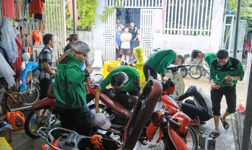 Đội sinh viên tình nguyện sửa xe máy miễn phí cho bà con, sinh viên khó khăn bị ngập nước ở Đà Nẵng