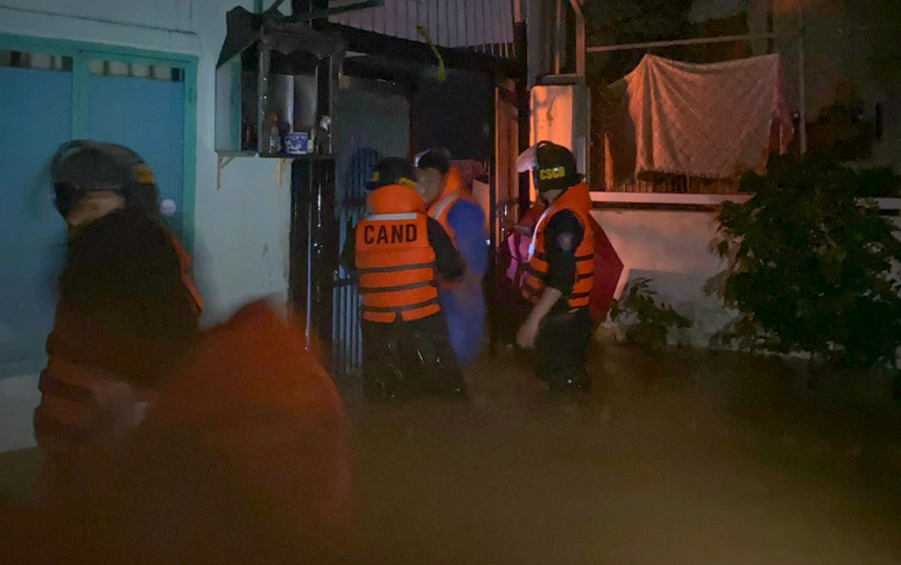 Lực lượng công an cứu hộ, di dời người dân vùng trũng thấp, ngập lụt đến nơi an toàn