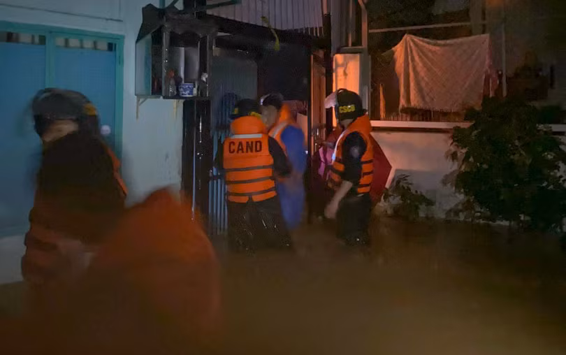 Lực lượng công an cứu hộ, di dời người dân vùng trũng thấp, ngập lụt đến nơi an toàn