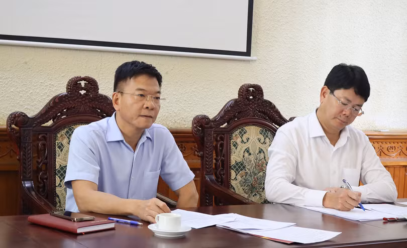 Bộ trưởng Bộ Tư pháp Lê Thành Long và Thứ trưởng Bộ Tư pháp Nguyễn Thanh Tịnh nghe báo cáo tại cuộc họp