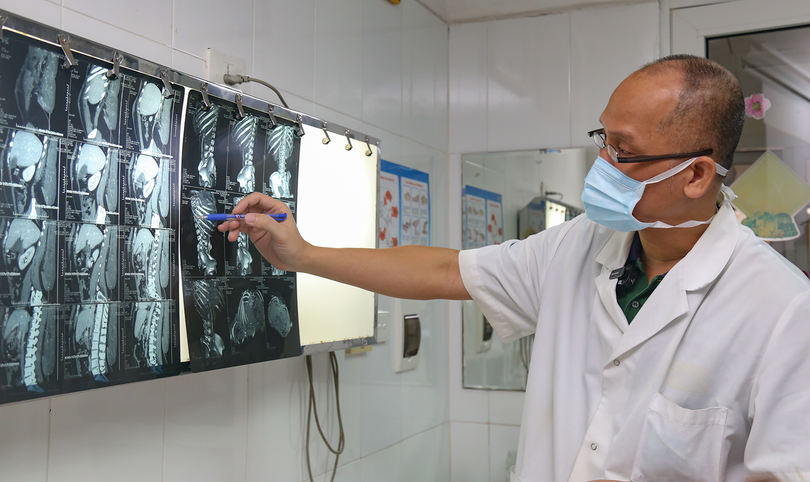 PGS.TS. Nguyễn Hồng Hà - Trưởng khoa Phẫu thuật Hàm mặt, Tạo hình và Thẩm mỹ, Bệnh viện Hữu nghị Việt Đức chẩn đoán hình ảnh bệnh lý của bệnh nhân