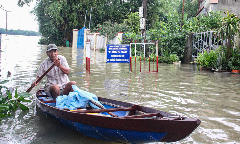 Đến 17/10, nhiều khu ở TP Tam Kỳ và huyện Phú Ninh (tỉnh Quảng Nam) vẫn bị ngập sâu trong nước, giao thông bị chia cắt