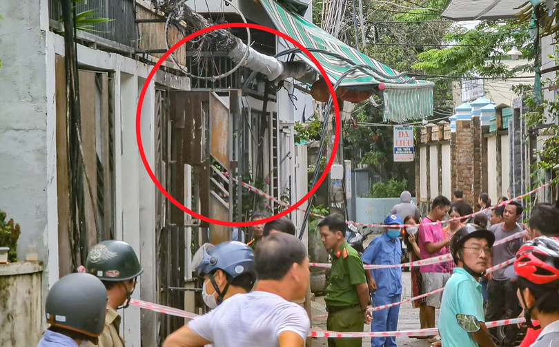 Lực lượng Công an đang phong toả hiện trường căn nhà (khoanh đỏ) bị cháy để điều tra