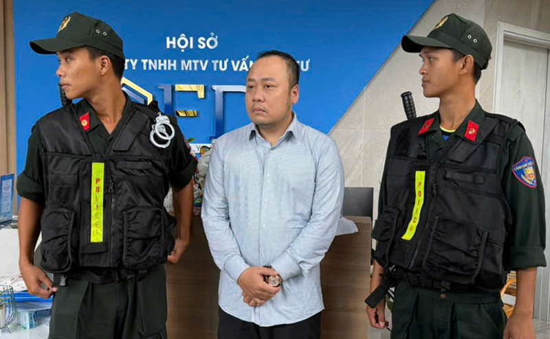 Ông Nguyễn Quang Hoàng (giữa), Tổng giám đốc Công ty TNHH MTV Tư vấn đầu tư GFDI 