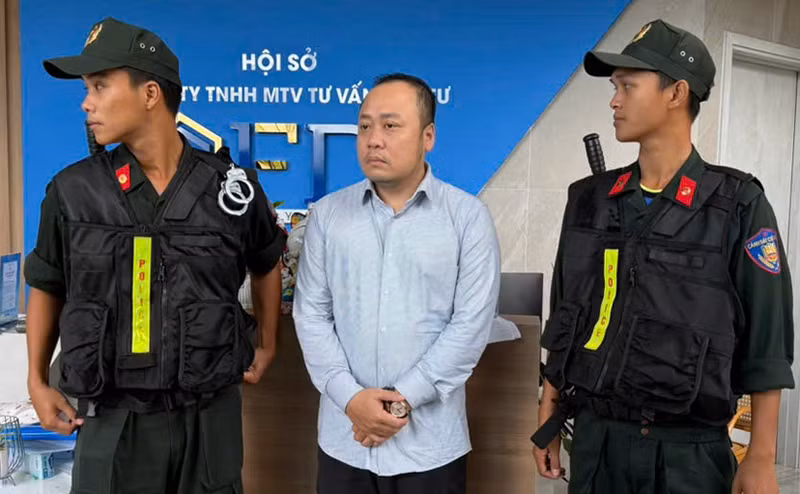 Ông Nguyễn Quang Hoàng (giữa), Tổng giám đốc Công ty TNHH MTV Tư vấn đầu tư GFDI 