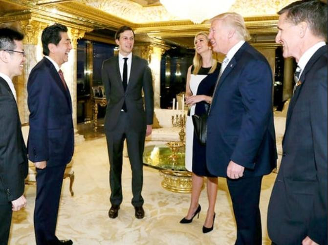 Sau khi ông Donald Trump đắc cử Tổng thống Mỹ, ngày 17/11/2016, Thủ tướng Nhật Bản Shinzo Abe đã đến Mỹ gặp ông Donald Trump. Ảnh: Ipresstv