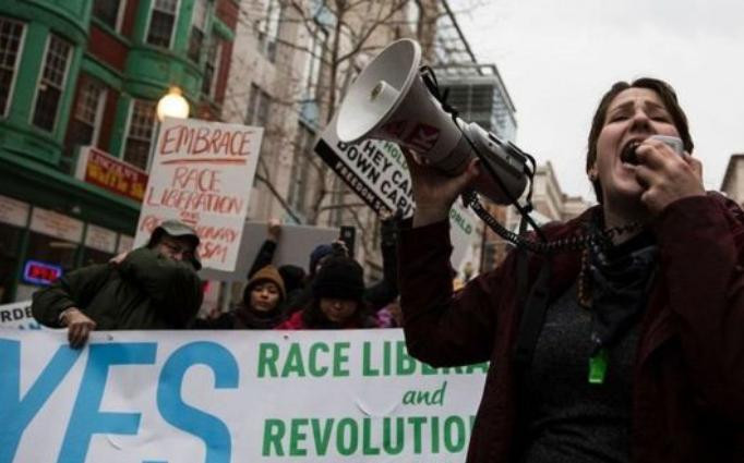 Những người phản đối ông Donald Trump tuần hành ở Thủ đô Washington trong ngày ông Donald Trump nhậm chức Tổng thống Mỹ. Ảnh: Getty Images