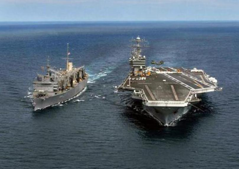 Tàu sân bay Mỹ tiến hành tiếp tế. Ảnh: Sina
