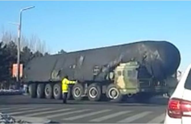 Tên lửa đạn đạo xuyên lục địa Đông Phong-41 Trung Quốc. Ảnh: Cankao