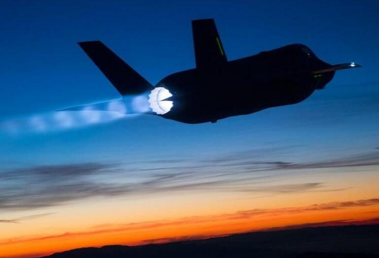 Máy bay chiến đấu F-35 bay thử trong đêm khi đốt nhiên liệu phụ trội. Ảnh: Cankao