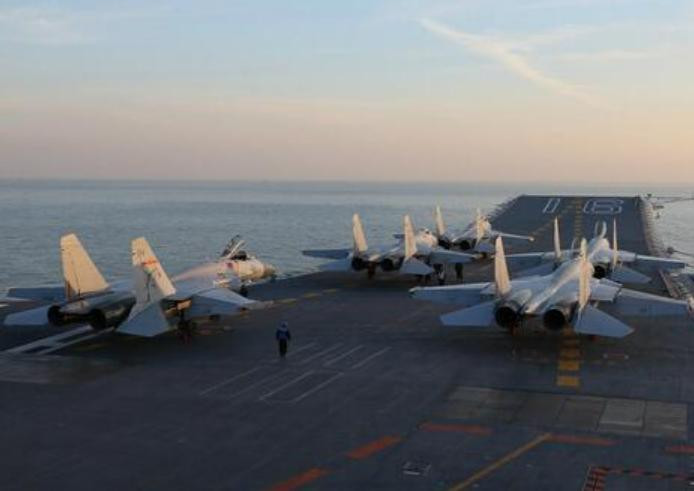 Tàu sân bay Liêu Ninh tiến hành huấn luyện trên biển. Ảnh: ifeng