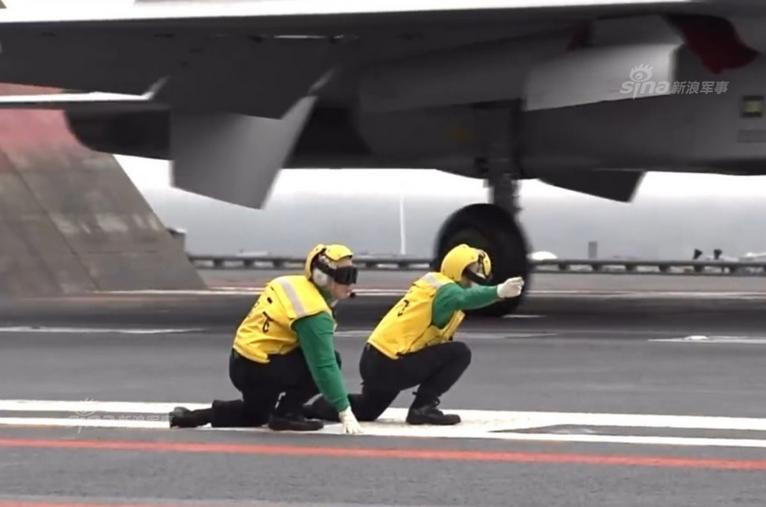 Tàu sân bay Liêu Ninh tiến hành huấn luyện trên biển. Ảnh: guancha