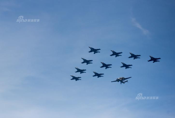 Ngày 17 tháng 5 năm 2016, phi đội máy bay chiến đấu trên tàu sân bay USS John C. Stennis phô diễn sức mạnh trên Biển Đông. Ảnh: Sina
