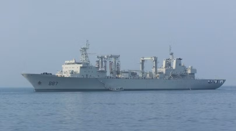 Tàu tiếp tế tổng hợp Vi Sơn Hồ Type 903. Hạm đội Nam Hải, Hải quân Trung Quốc (ảnh tư liệu)