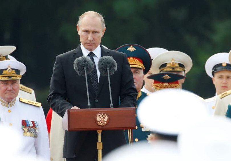 Tổng thống Nga Vladimir Putin và hải quân Nga. Ảnh: Reuters.