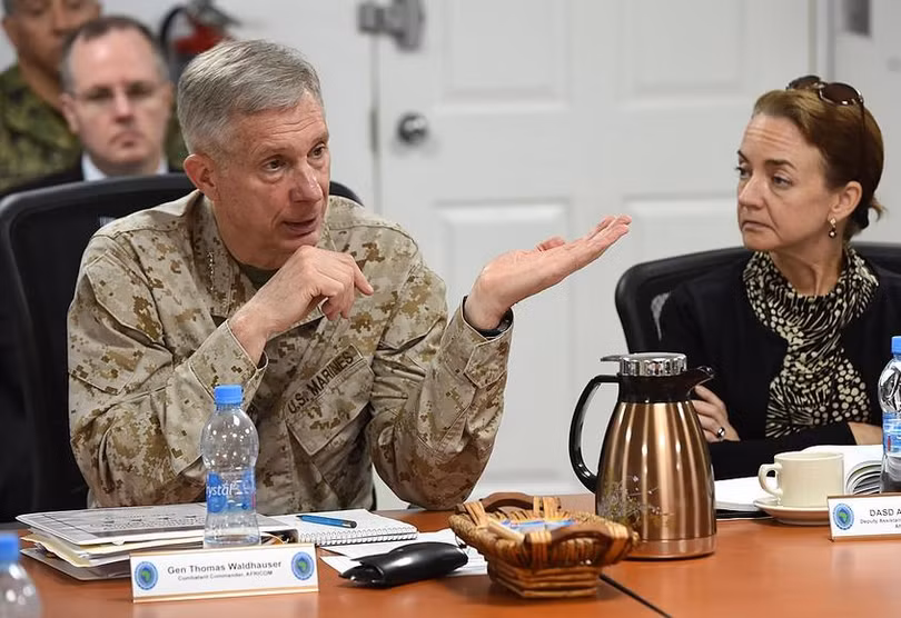 Tư lệnh Bộ tư lệnh châu Phi, quân đội Mỹ Thomas Waldhauser (bên trái). Ảnh: Wikimedia.