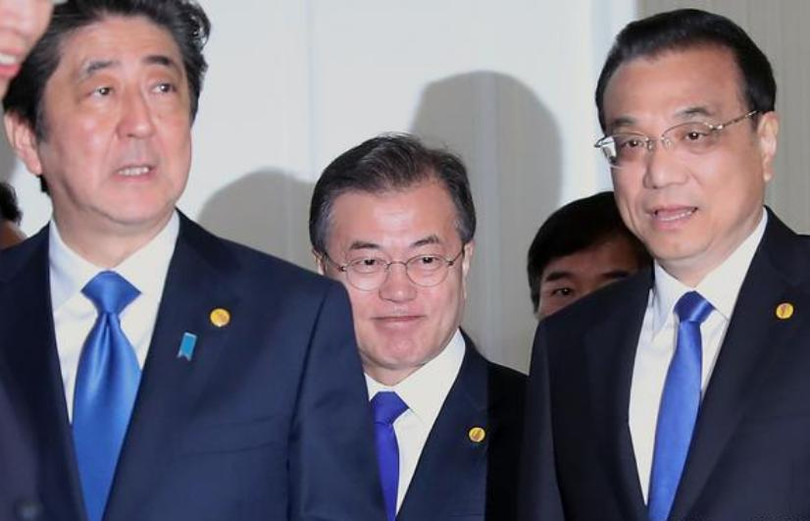 Nhà lãnh đạo của ba nước Đông Bắc Á lần lượt gồm Thủ tướng Nhật Bản Shinzo Abe, Tổng thống Hàn Quốc Moon Jae-in và Thủ tướng Trung Quốc Lỳ Khắc Cường. Ảnh: DW. Nhà lãnh đạo của ba nước Đông Bắc Á lần lượt gồm Thủ tướng Nhật Bản Shinzo Abe, Tổng thống Hàn Quốc Moon Jae-in và Thủ tướng Trung Quốc Lỳ Khắc Cường. Ảnh: DW.