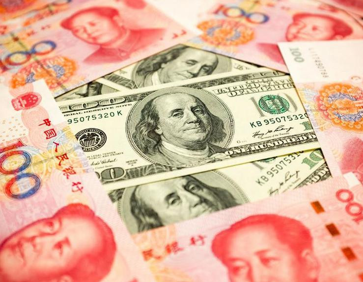 Đồng USD và đồng Nhân dân tệ. Ảnh: Forbes. Đồng USD và đồng Nhân dân tệ. Ảnh: Forbes.