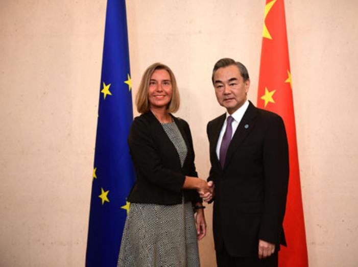 Ngày 3/8/2018, Đại diện cấp cao phụ trách đối ngoại và an ninh của Liên minh châu Âu (EU) gặp Bộ trưởng Ngoại giao Trung Quốc Vương Nghị. Ảnh: Fmprc.gov.cn.
