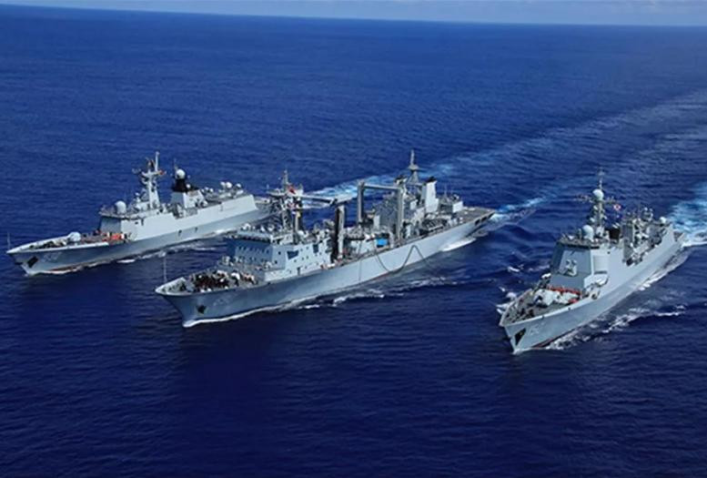 Tàu chiến Trung Quốc tiến hành tiếp tế trên biển. Ảnh: Sina.