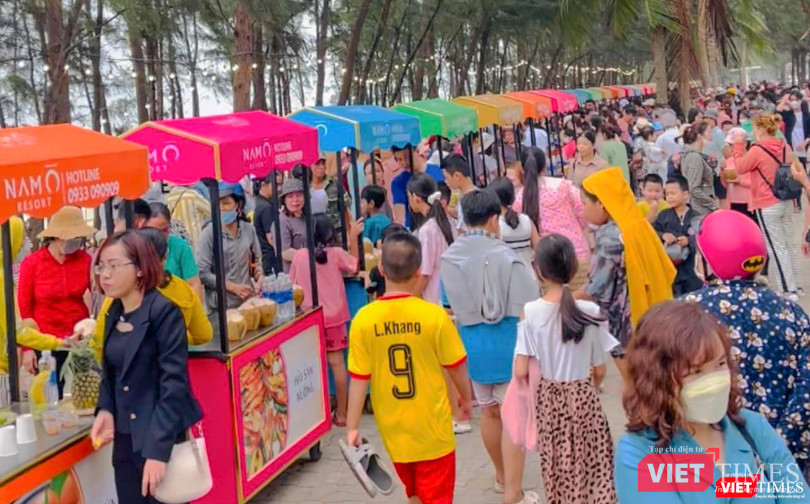 Tuyến phố ăn vặt tại đường Nguyễn Tất Thành do Tập đoàn Trung Thủy và UBND phường Hòa Hiệp Nam phối hợp tổ chức