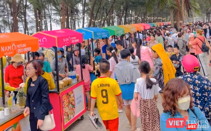 Tuyến phố ăn vặt tại đường Nguyễn Tất Thành do Tập đoàn Trung Thủy và UBND phường Hòa Hiệp Nam phối hợp tổ chức