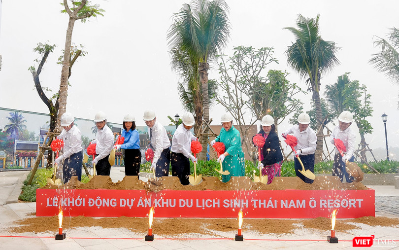 Các đại biểu thực hiện nghi thứckhởi động dự án Khu du lịch sinh thái Nam Ô tại phường Hòa Hiệp Nam, quận Liên Chiểu, TP Đà Nẵng