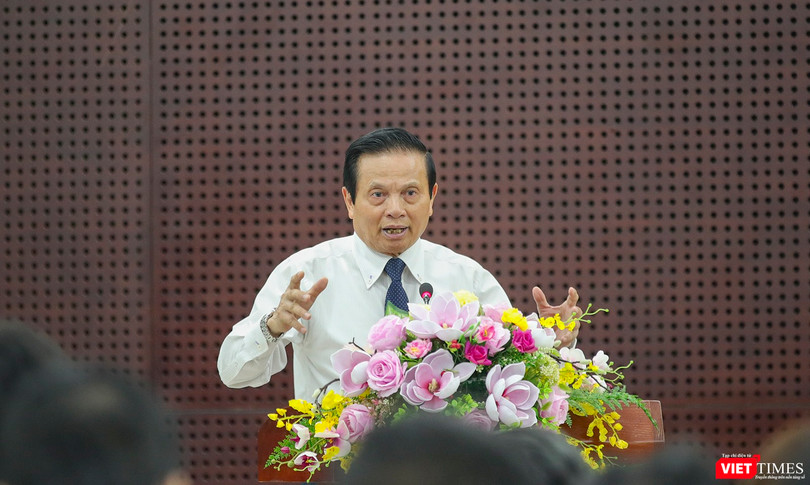 TS.Lê Doãn Hợp – nguyên Bộ trưởng Bộ TT&TT, nguyên Phó trưởng ban Thường trực Ban Tư tưởng – Văn hoá Trung ương trình bày tại hội nghị