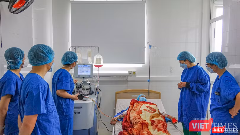 Bệnh nhân trò chuyện với bác sĩ sau ca ghép