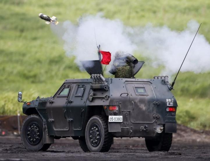Lực lượng phòng vệ mặt đất Nhật Bản tiến hành tập trận bắn đạn thật. Ảnh: Cankao.