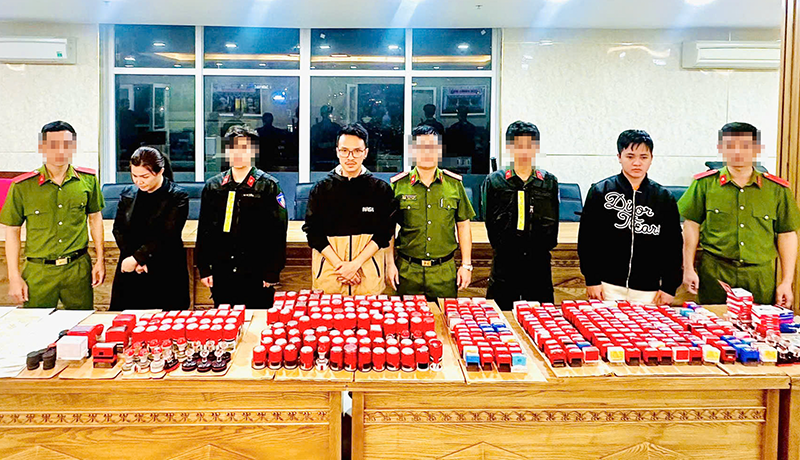 Các đối tượng và tang vật trong đường dây tội phạm rửa tiền quy mô lớn nhất từ trước đến nay tại Đà Nẵng bị triệt phá. Ảnh: Công an cung cấp.